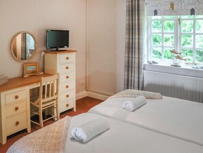 2 bedrooms, free WiFi - Breathtaking front-line sea views from both the lounge and main bedroom. (Tenby)