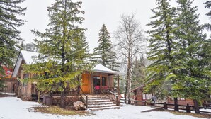 Eine rustikale Holzhütte mit Veranda und Stufen zum Eingang.