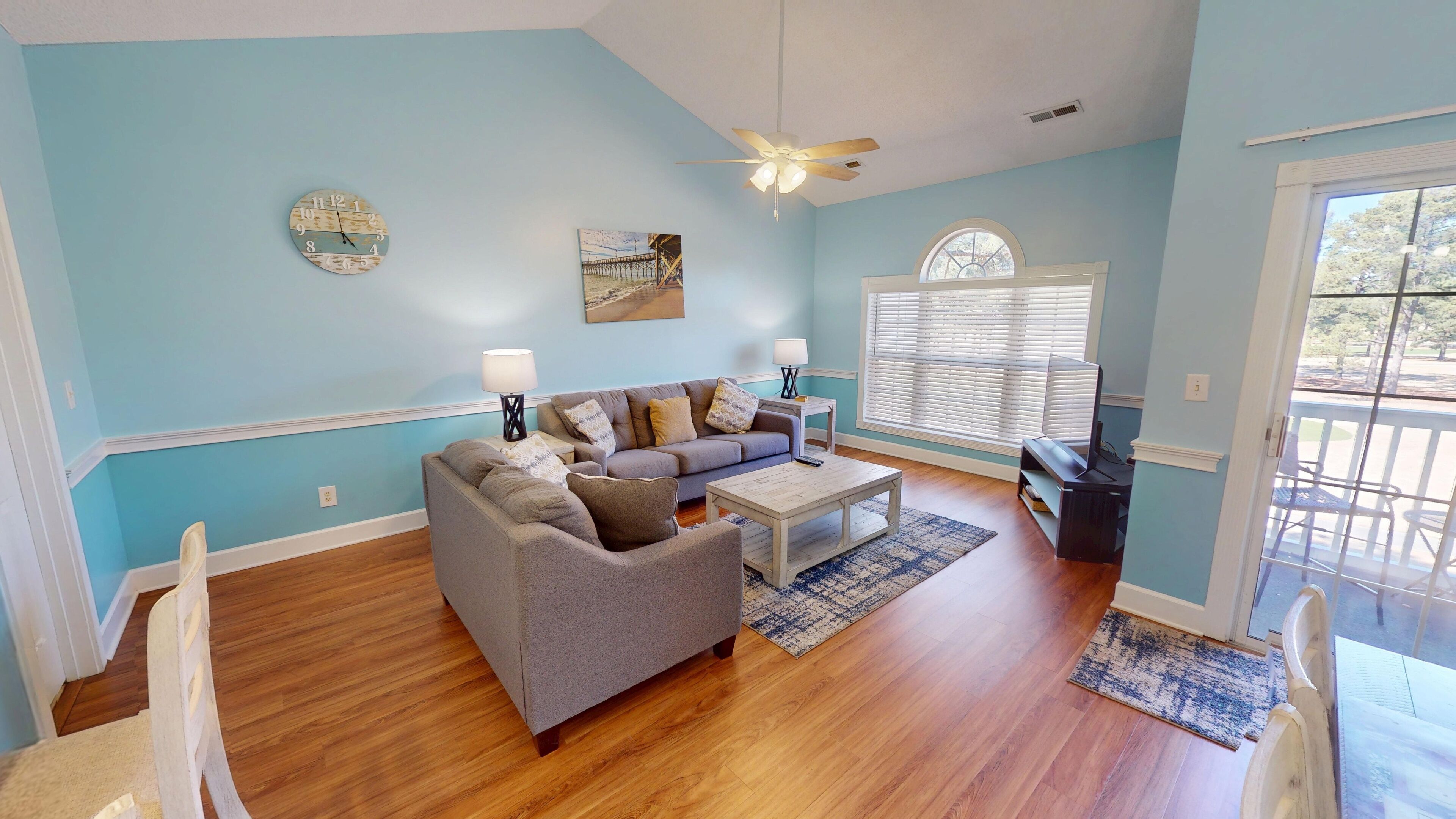 Condo, 1 phòng ngủ | Khu phòng khách | Smart TV 