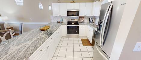 コンドミニアム 2 ベッドルーム | 専用キッチン | 冷蔵庫、オーブン、コーヒー / ティーメーカー、トースター