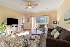 Condo, 3 Bedrooms | Living area