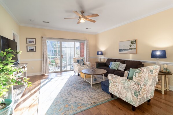 Condo, 3 Bedrooms | Living area