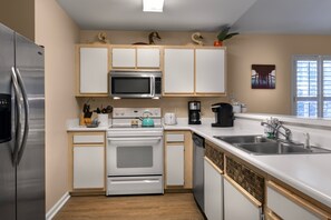 Appart'hôtel, 3 chambres | Cuisine privée | Réfrigérateur, four, cafetière/bouilloire, grille-pain