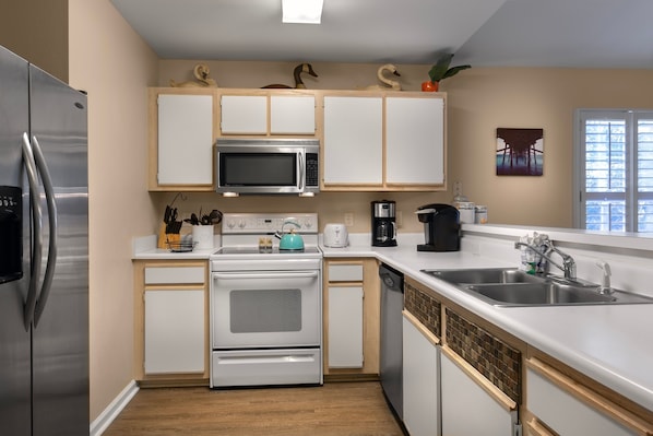 Condo, 3 Bedrooms | Private kitchen