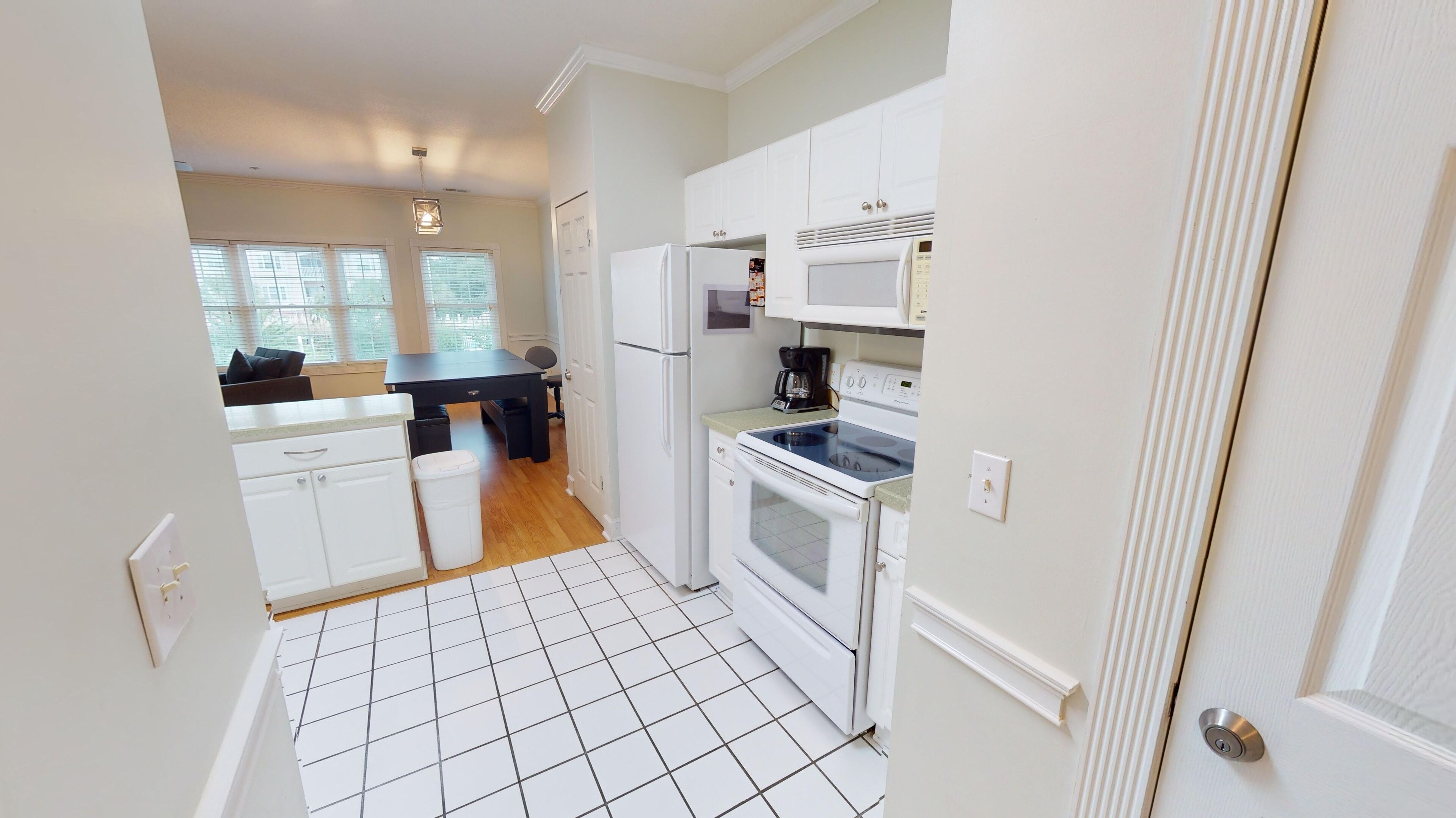 Condo, 1 Bedroom | Private kitchen | Fridge, oven, coffee/tea maker, toaster