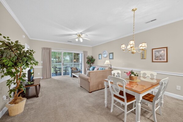 Condo, 2 chambres | Aire de séjour