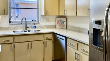 House, 2 Bedrooms | Private kitchen | Fridge, oven, coffee/tea maker, toaster