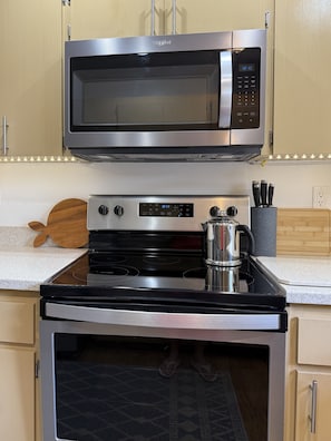 House, 2 Bedrooms | Private kitchen | Fridge, oven, coffee/tea maker, toaster