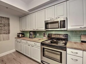 Apartment, 3 Bedrooms | Private kitchen | Fridge, oven, coffee/tea maker, toaster