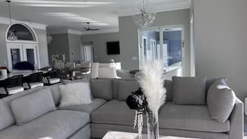 Rumah, 3 kamar tidur | Area keluarga | Smart TV