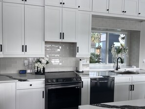 House, 3 Bedrooms | Private kitchen | Fridge, oven, coffee/tea maker, toaster