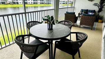 Condo, 3 phòng ngủ | Khu ẩm thực ngoài trời