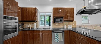 เนเปิลส์ เฮนรี ไฮด์อะเวย์ - ไพรเวท พูล, ที่พักสัตว์เลี้ยงพักได้ 12 นาทีจาก บีช & ดาวน์ทาวน์ 3 เบดรูม โฮม  