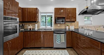 Naples Henrie Hideaway - Private Pool, Pet Friendly 12 Mins From Beach & Downtown 3 Bedroom Home