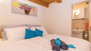 4 bedrooms, iron/ironing board, free WiFi, bed sheets