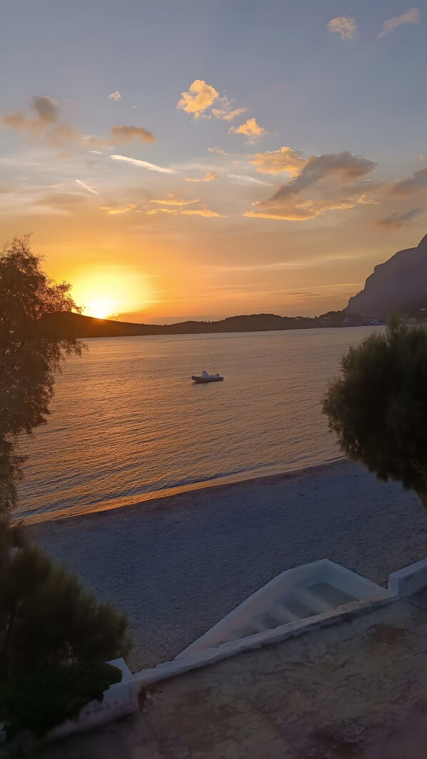 On the beach - Apartment 'D E D' with Sea View, Private Terrace and Wi-Fi (Kalymnos)