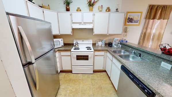 Condo, 2 quartos | Cozinha privada | Geladeira, fogão, cafeteira/chaleira, torradeira