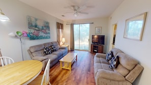Condo, 2 quartos | Área de estar