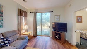 Condo, 2 quartos | Área de estar