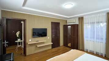 Deluxe Double Room | Iron/ironing board, free WiFi