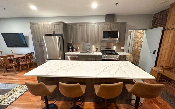 Refrigerador, microondas, horno y parrilla de estufa 