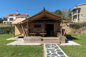 Tente familiale, cuisine, vue sur le fleuve (SOL) | Terrasse/patio