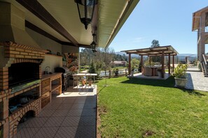 Villa traditionnelle, 5 chambres, cuisine, vue sur le fleuve | Aire de pique-nique/barbecue