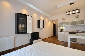 1 habitación, tabla de planchar con plancha, cuna de viaje y wifi
