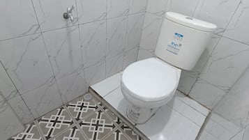 Quarto solteiro luxo | Banheiro | Chuveiro
