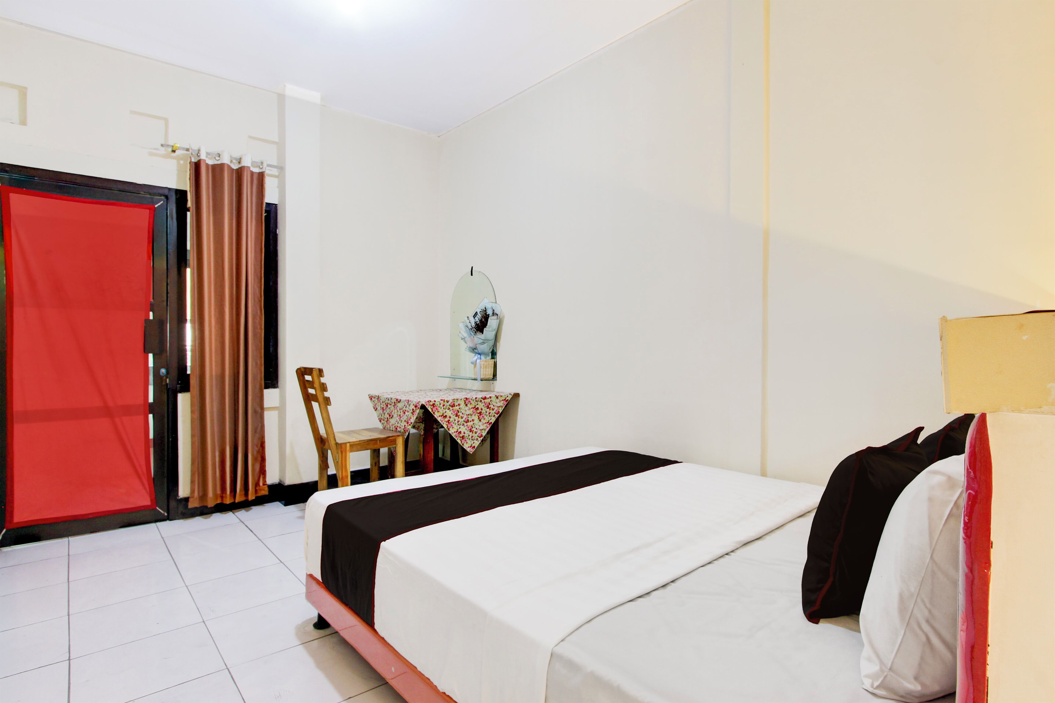Desk, free WiFi, bed sheets