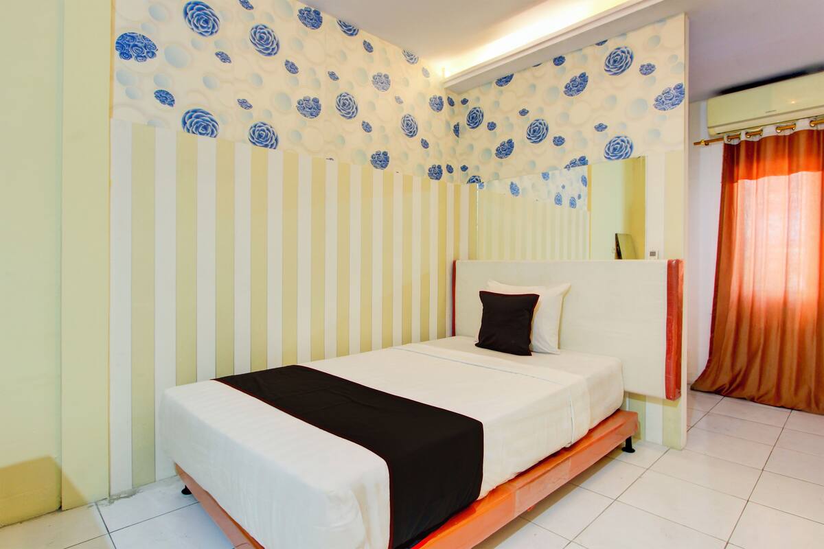 Escritorio, wifi gratis y ropa de cama