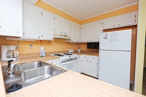 Condo, 3 Bedrooms | Private kitchen