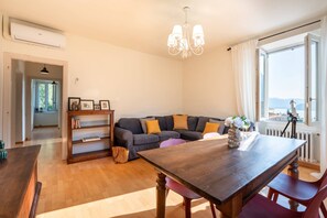 Apartment, Seeblick | Wohnzimmer | 30-Zoll-Fernseher mit Digitalempfang