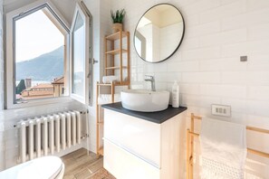 Apartment, Seeblick | Badezimmer | Dusche, kostenlose Toilettenartikel, Haartrockner, Bidet