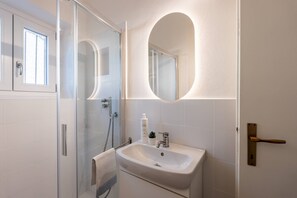 Apartamento, vistas al lago | Baño | Ducha, artículos de higiene personal gratuitos, secador de pelo y bidé