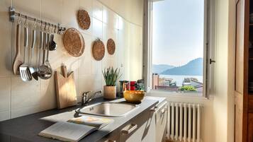 Appartamento, vista lago | Biancheria da letto di alta qualità, copriletto in piuma