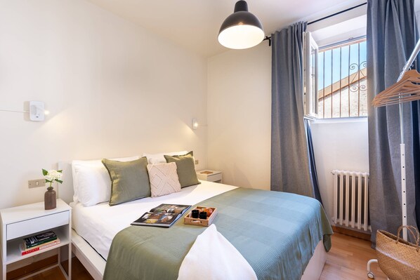 Premium bedding, down duvets, iron/ironing board, cots/infant beds - Terrace Over Torno (Torno)