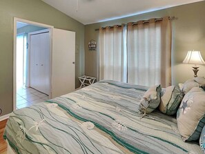 3 bedrooms, iron/ironing board, internet, bed sheets - Sea Turtle | Private Balcony, Pool Access (Galveston)