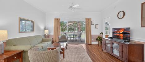 Condo, 2 chambres | Aire de séjour