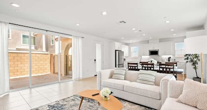 Stylish 3BR Oasis in Palm Desert Near El Paseo Zoo