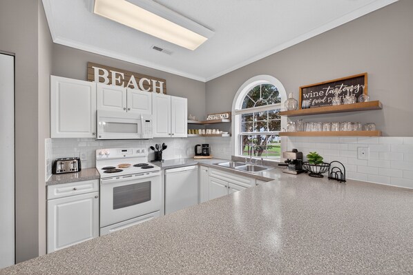 Condo, 2 habitaciones | Cocina privada | Refrigerador, horno, cafetera y tetera y tostadora 