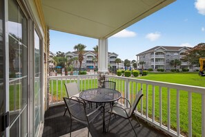 コンドミニアム 2 ベッドルーム | 屋外ダイニングエリア