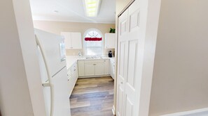 Apartment, 2 Schlafzimmer | Eigene Küche | Kühlschrank, Ofen, Wasserkocher mit Kaffee-/Teezubehör, Toaster