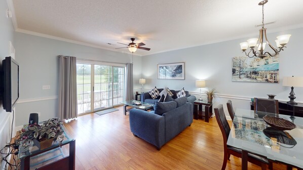 Living area - Magnolia Place 4695-103 2 Bedroom Condo (Myrtle Beach)