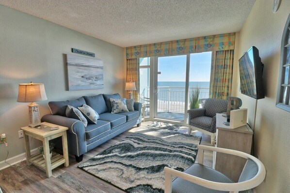 Condo, 2 chambres | Aire de séjour