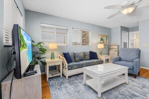 Casa, 4 habitaciones | Zona de estar | Una Smart TV