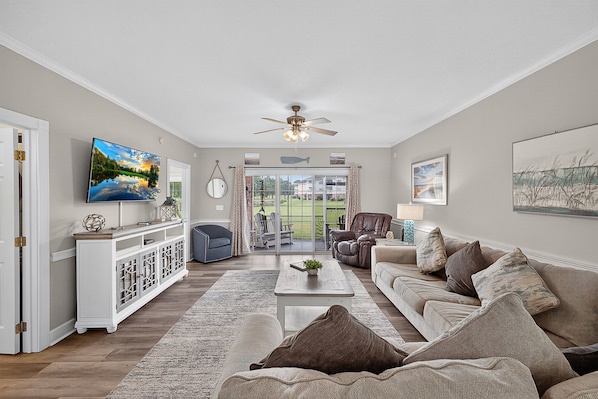 Condo, 3 Bedrooms | Living area
