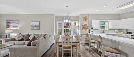 Condo, 3 phòng ngủ | Khu phòng khách