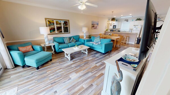 Condo, 2 chambres | Aire de séjour