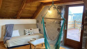 Télévision, cheminée, lecteur de DVD, livres